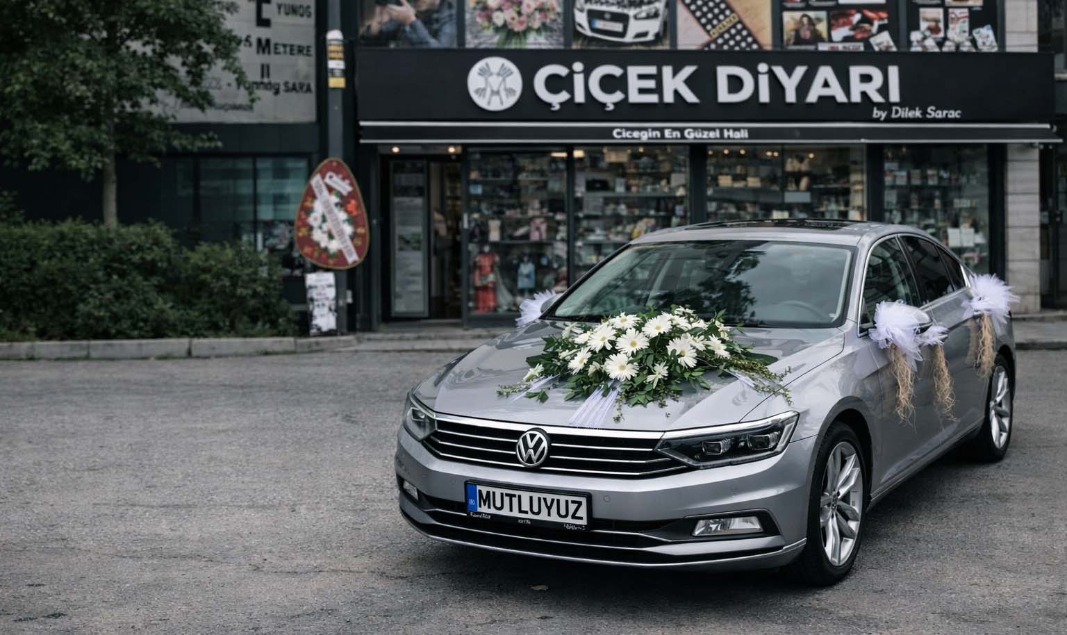 Celbera Lisyantus Canlı Çiçek Arka Cama Baş Harf Papatyalı Lüx Araç Süsü