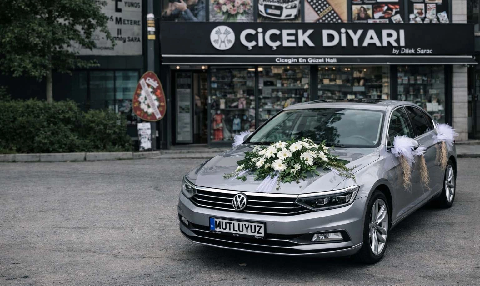 Celbera Lisyantus Canlı Çiçek Arka Cama Baş Harf Papatyalı Lüx Araç Süsü