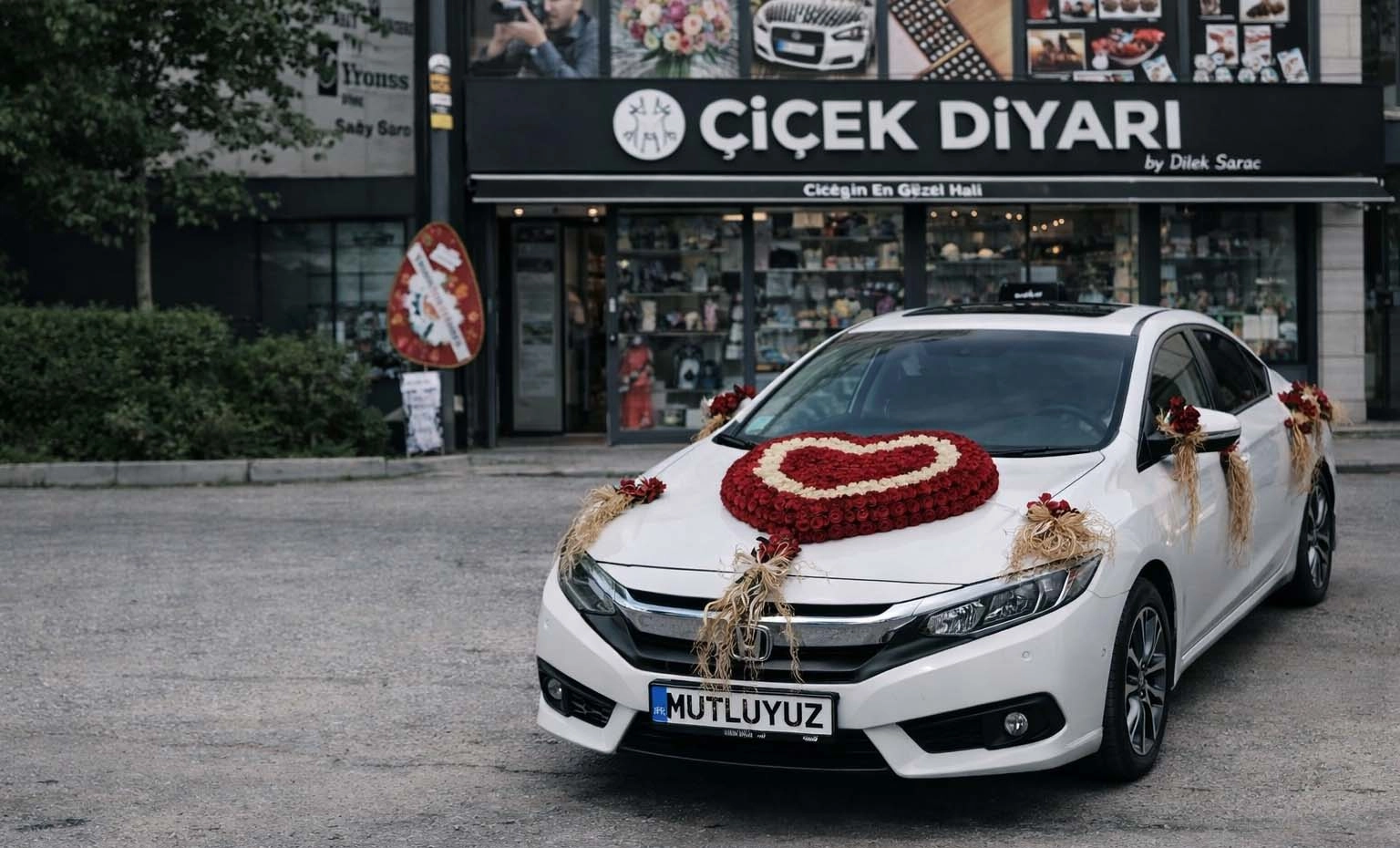 Kalp Şeklinde Güllerle Arka Cama Baş Harf Papatyalı Lüx Araç Süsü