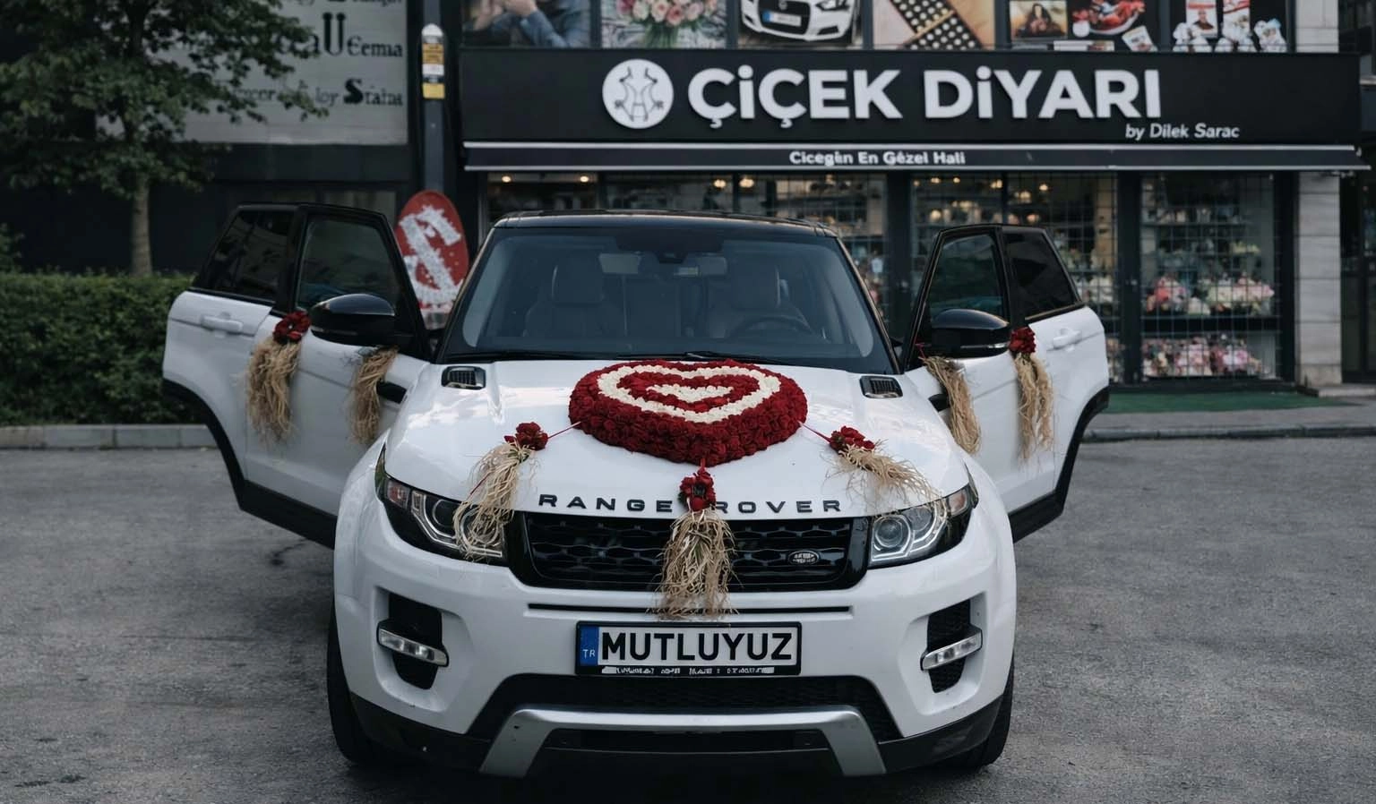 Kalp Şeklinde Güllerle Arka Cama Baş Harf Papatyalı Lüx Araç Süsü