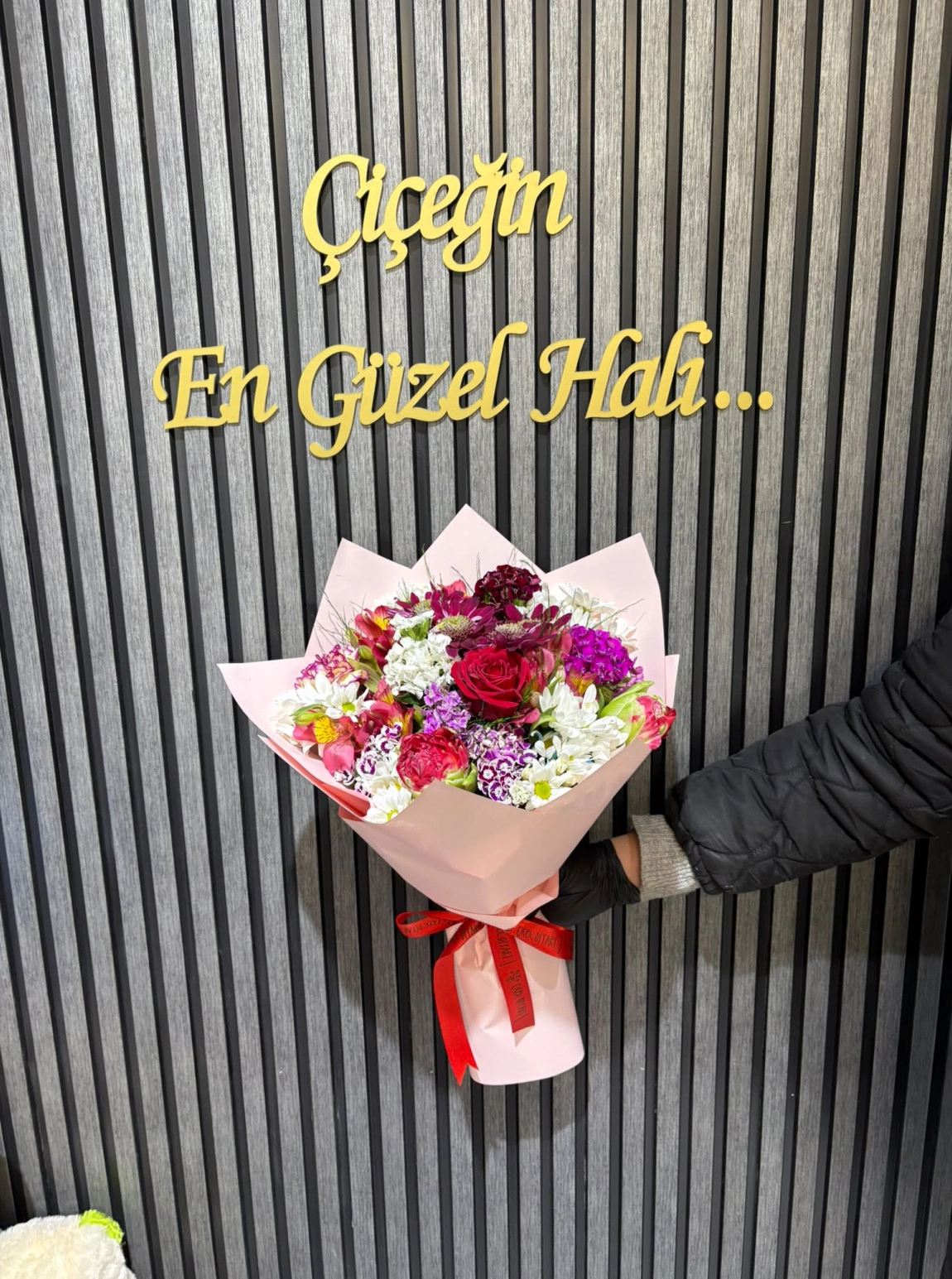 Karışık Canlı Mevsim Çiçekleri Ve Gül Buketi