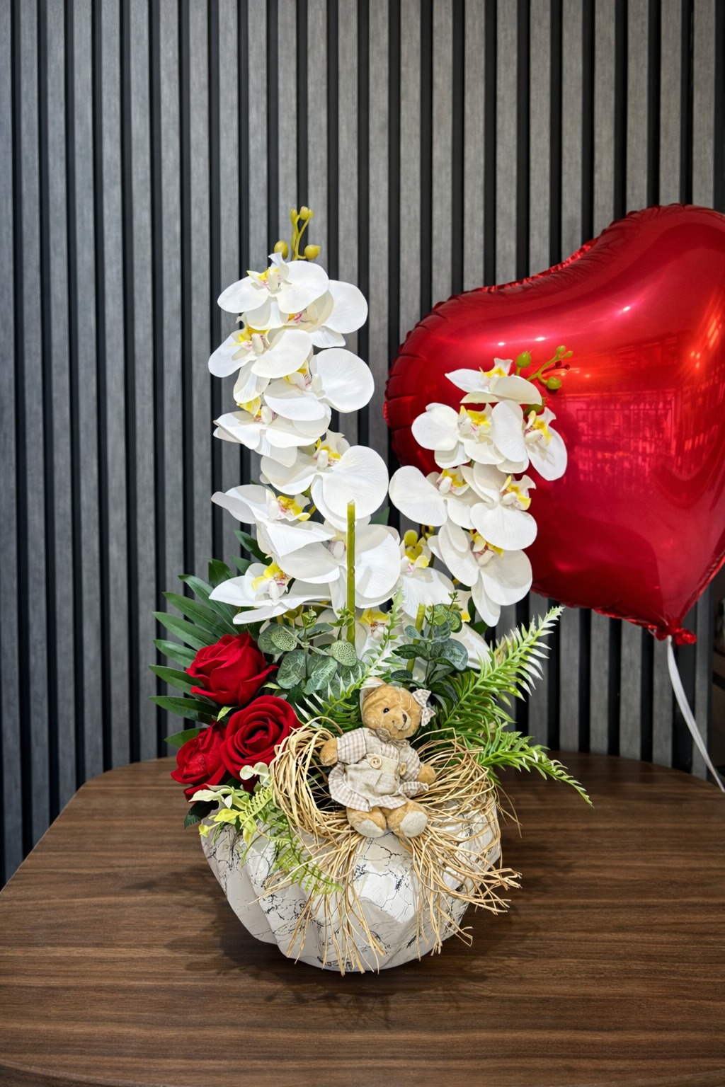 Premium Seramik Saksıda Çift Dallı Yapay Islak Orkide Güller Ayıcık Ve Figürler