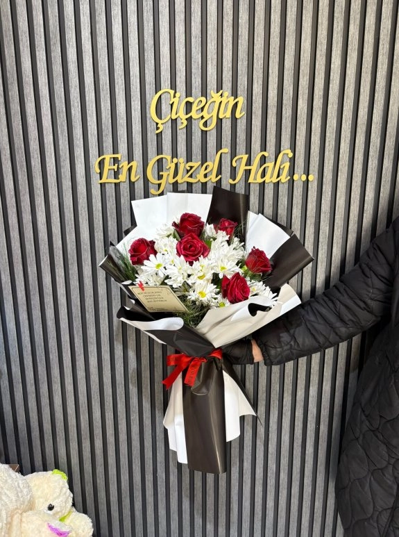 6 Kırmızı Gül Ve Bol Beyaz Papatya