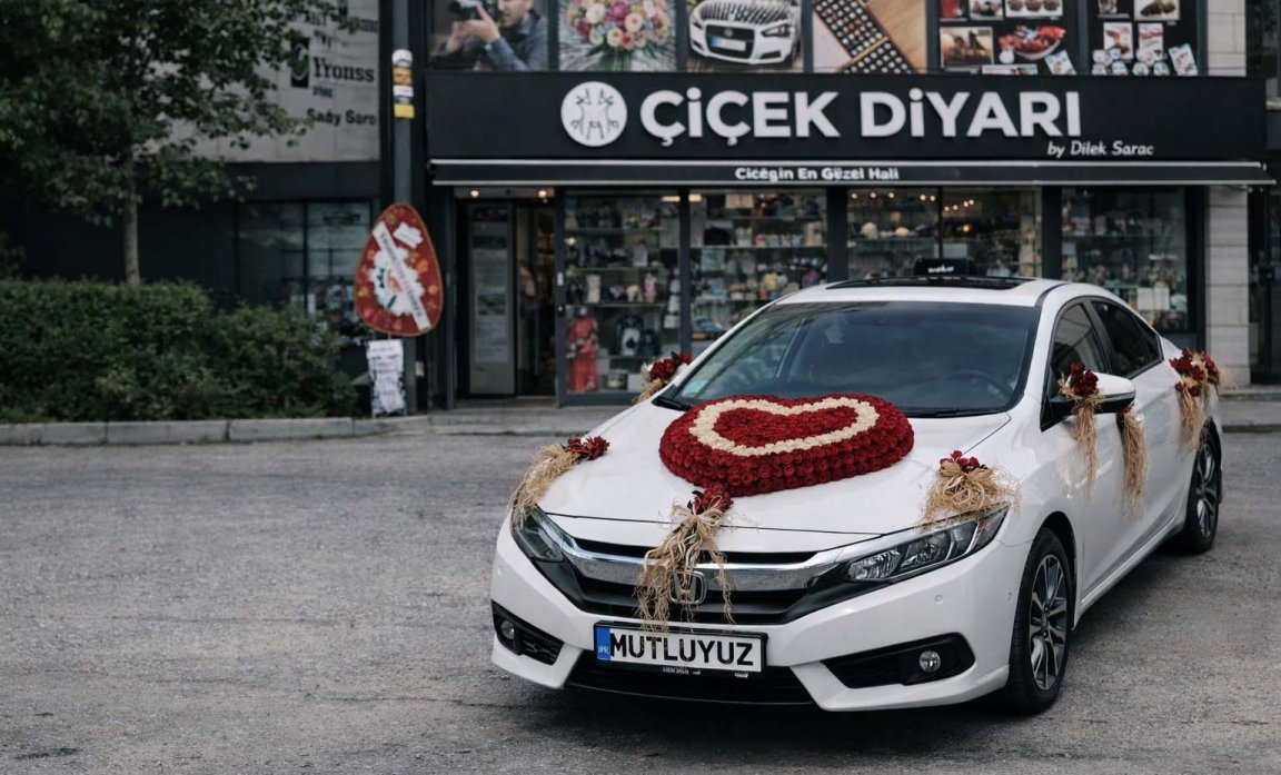 Kalp Şeklinde Güllerle Arka Cama Baş Harf Papatyalı Lüx Araç Süsü