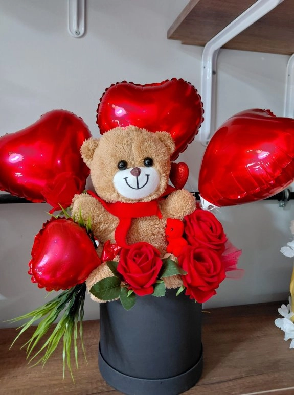 Kutuda Kalpli Peluş Ayıcıklı Güllü Şık Etkileyici Aranjman