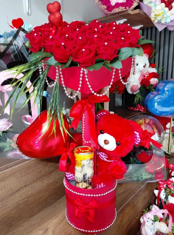 Sevgiliye Gösterişli Bir Aranjman Kalpli Lüks Kutuda Kalp Balon Peluş Ayıcık Incilerin Şıklığında Güllerle Ve Çikplata Kutusuyla Tamamlanmış Bir Hediye